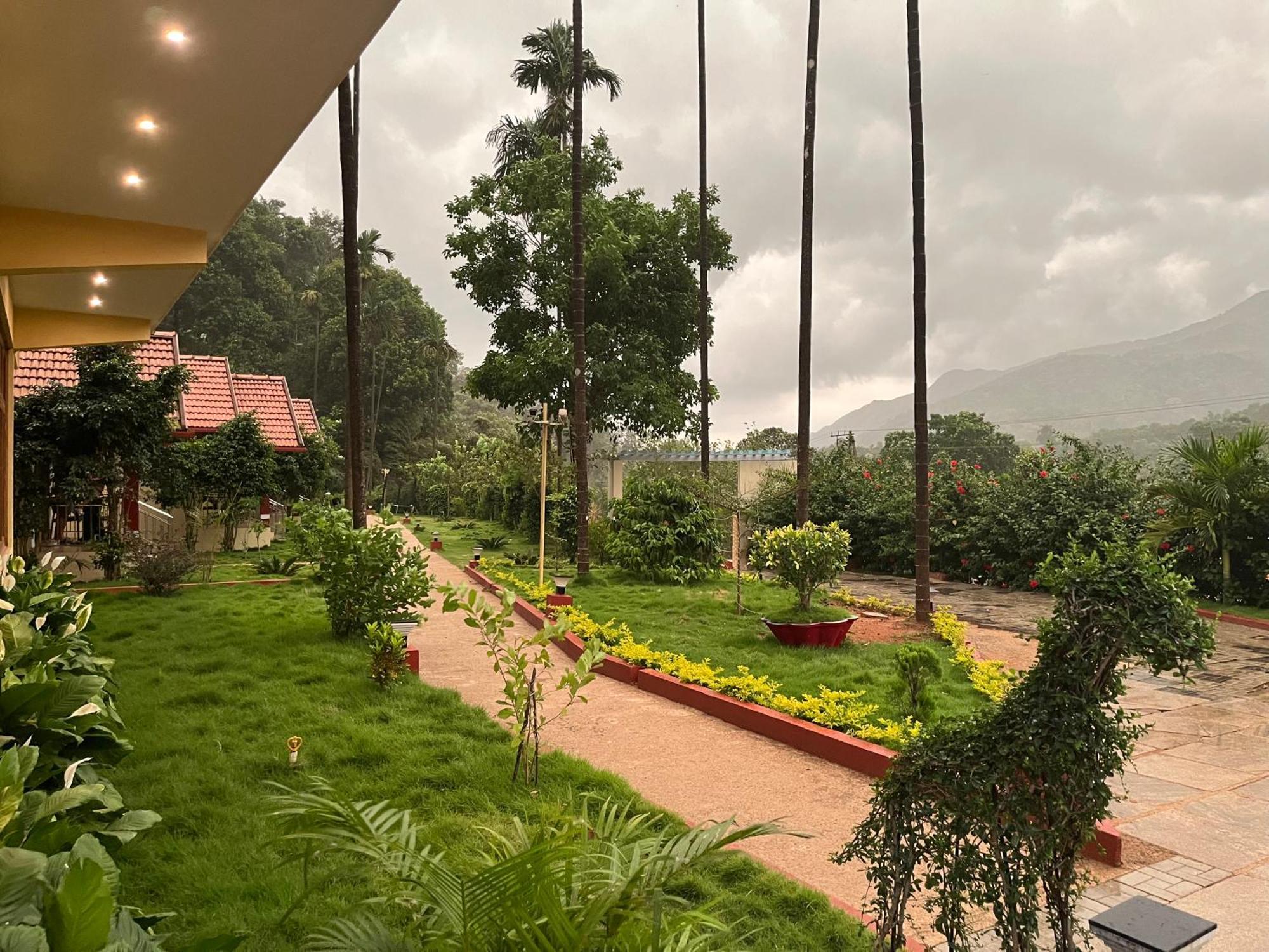 Hill Crest Resort - Coorg 马迪凯里 外观 照片